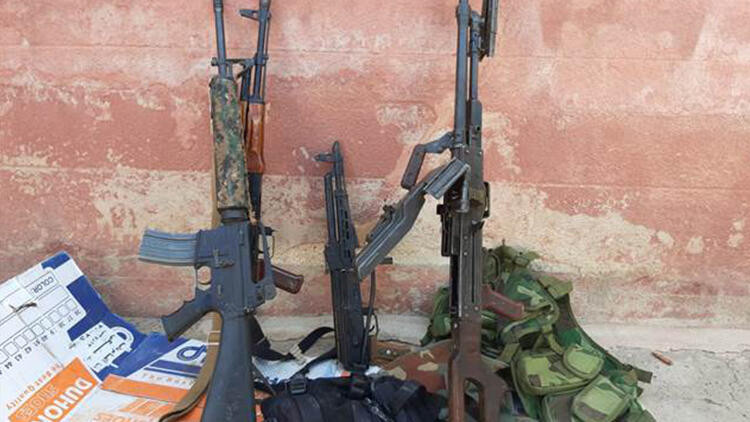 YPG'li teröristler silahlarını bırakıp kaçıyor
