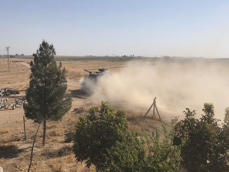 Barış Pınarı Harekatı'nda tanklar tozu dumana kattı
