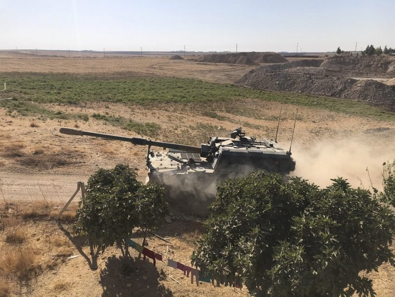 Barış Pınarı Harekatı'nda tanklar tozu dumana kattı
