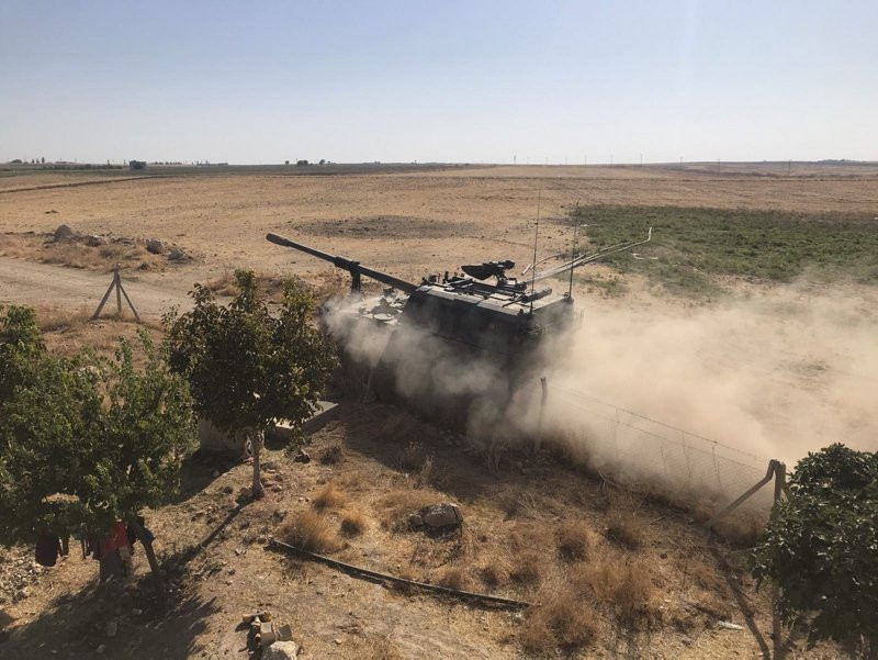 Barış Pınarı Harekatı'nda tanklar tozu dumana kattı
