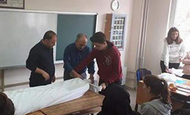 Lisede tepki çeken ölü nasıl kefenlenir eğitimi!