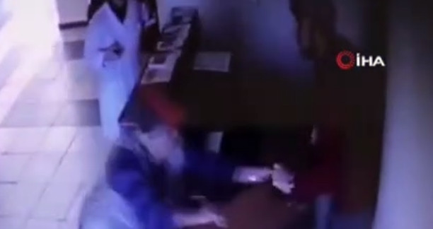 Hasta yakınından kadın çalışana saldırı anı kamerada