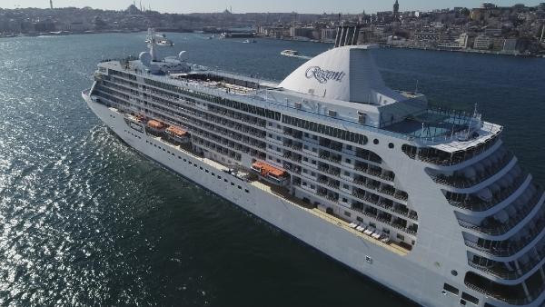 Dev kruvaziyer gemisi İstanbul'da demir attı