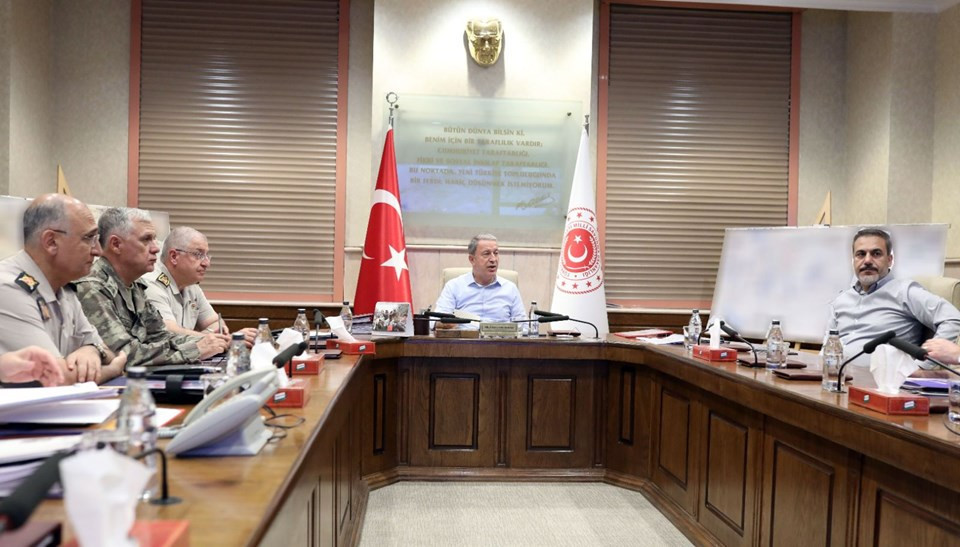 Bakan Akar, komutanlar ve MİT Başkanı'ndan harekat toplantısı