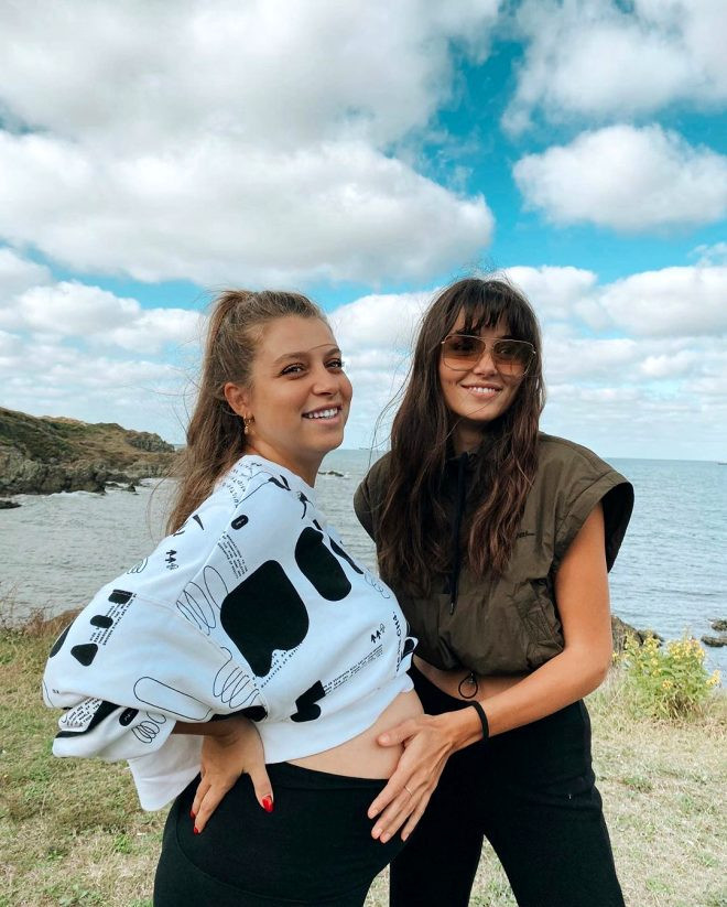 Hande Erçel'in hamile ablasıyla pozları Instagram'ı salladı