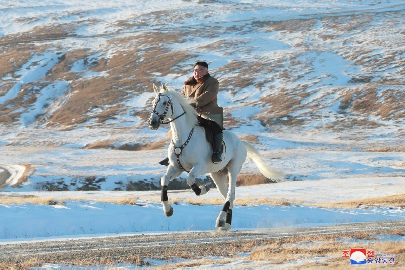 Kim’den dünyaya dağın zirvesinden mesaj