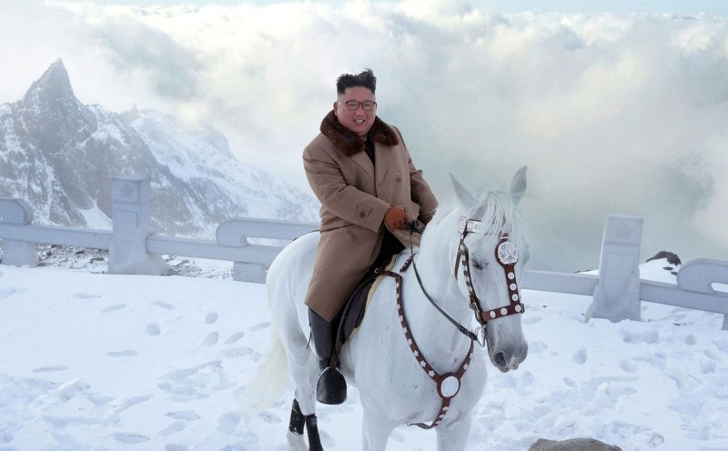 Kim’den dünyaya dağın zirvesinden mesaj
