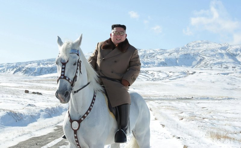 Kim’den dünyaya dağın zirvesinden mesaj
