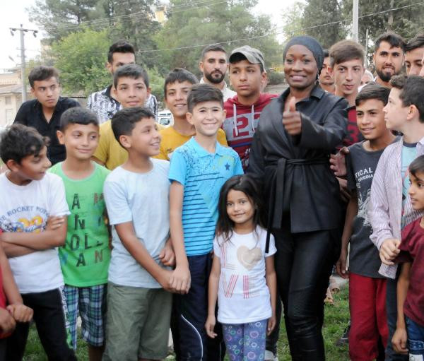 Dünyaca ünlü şarkıcı Mehmetçik'e destek için sınıra geldi
