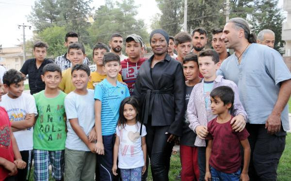 Dünyaca ünlü şarkıcı Mehmetçik'e destek için sınıra geldi