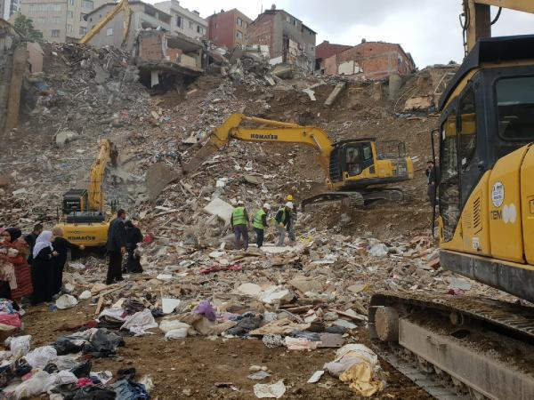 Enkaz altından çıkan para ve altınlar sahibine teslim edildi