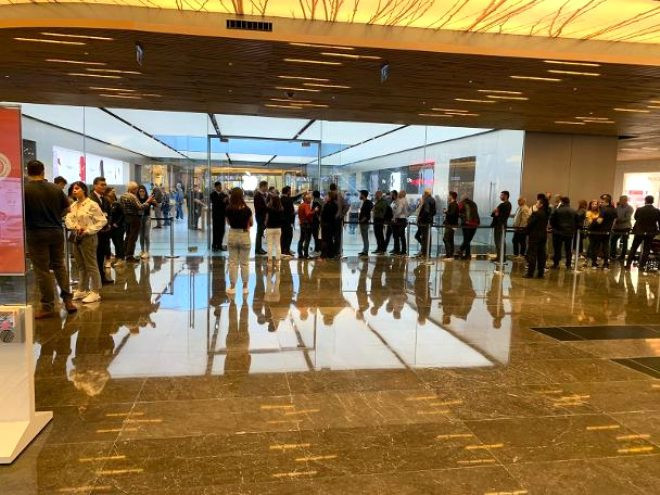 Yeni iPhone'lar satışa çıktı, mağaza önünde kuyruk oluştu