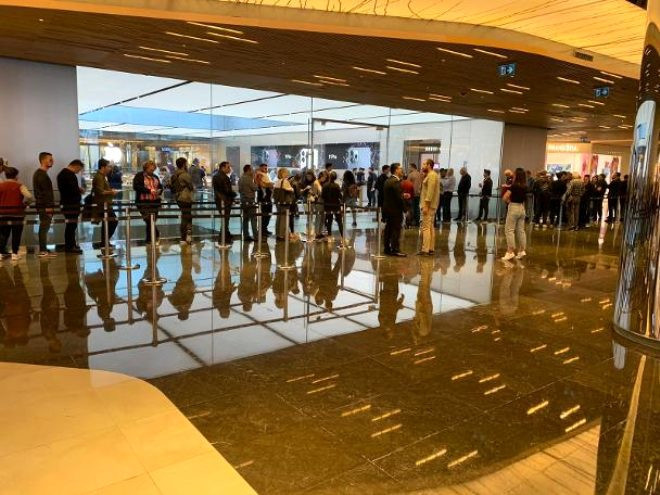 Yeni iPhone'lar satışa çıktı, mağaza önünde kuyruk oluştu