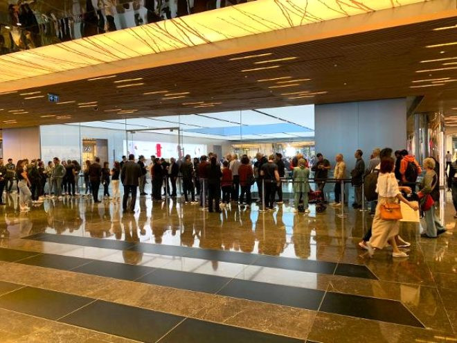 Yeni iPhone'lar satışa çıktı, mağaza önünde kuyruk oluştu