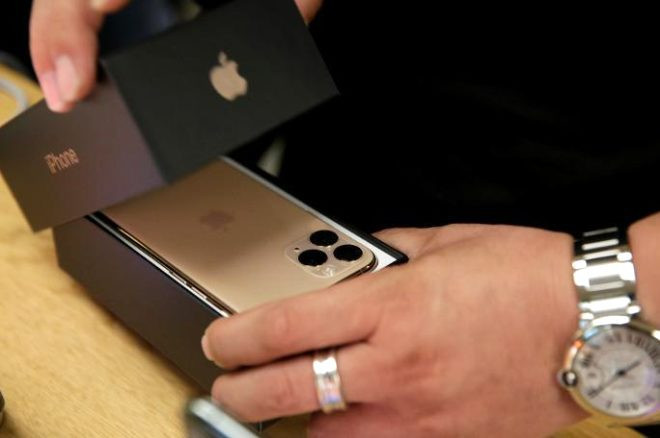 Yeni iPhone'lar satışa çıktı, mağaza önünde kuyruk oluştu