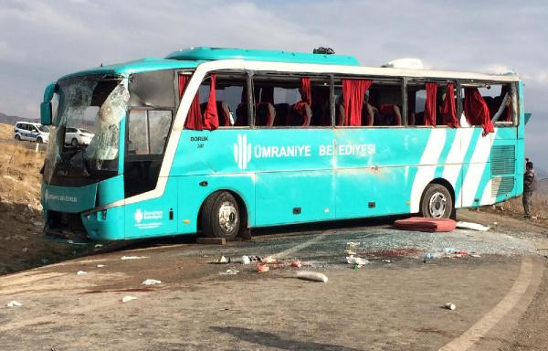 Cenazeye gidenleri taşıyan otobüs devrildi: Çok sayıda yaralı var - Resim : 1