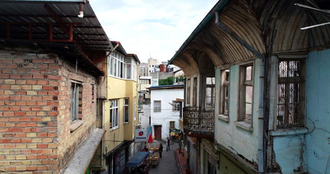 Şener Şen'in doğduğu ev çürümeye terk edildi