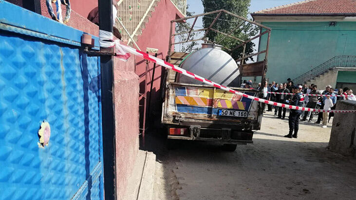 Süt kamyoneti ile duvar arasında kalan sütçü öldü