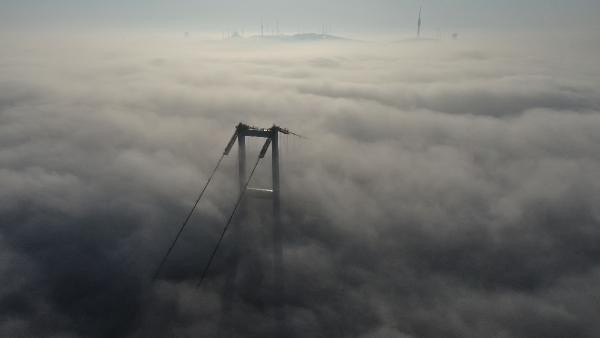 İstanbul Boğazı'nda büyüleyen sis manzarası