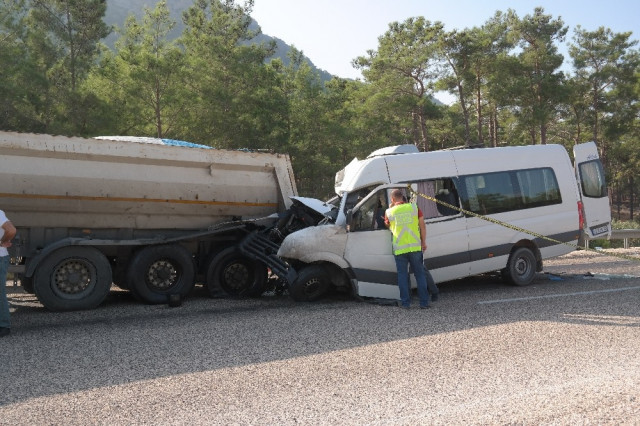 Rus mühendisleri taşıyan minibüs kaza yaptı: 2 ölü - Resim : 1