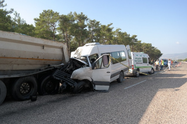 Rus mühendisleri taşıyan minibüs kaza yaptı: 2 ölü