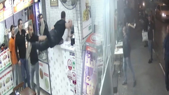Evine sipariş getirmeyen iş yerini baltayla bastı