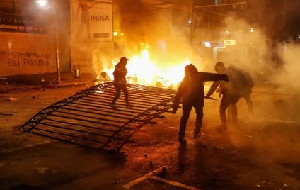 Şili'de asker sokağa indi ! Zam protestoları şiddetlendi