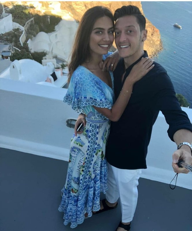 Amine Gülşe’den gövde gösterisi