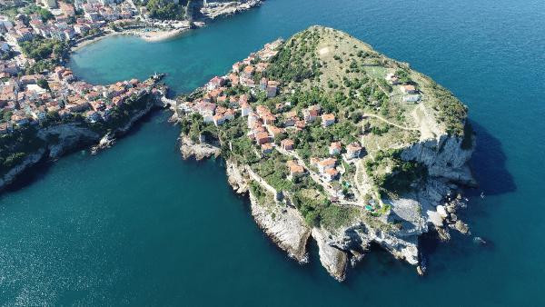 Amasra Kalesi'nin altındaki kayalıklar çöktü