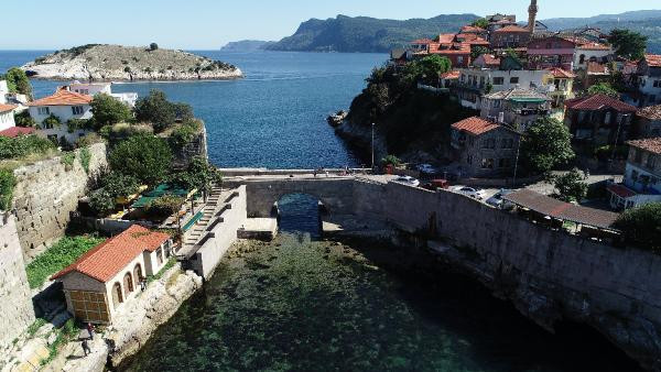 Amasra Kalesi'nin altındaki kayalıklar çöktü
