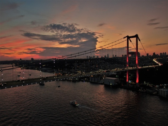 İstanbul semaları kızıla büründü