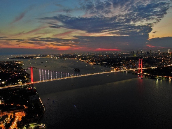 İstanbul semaları kızıla büründü