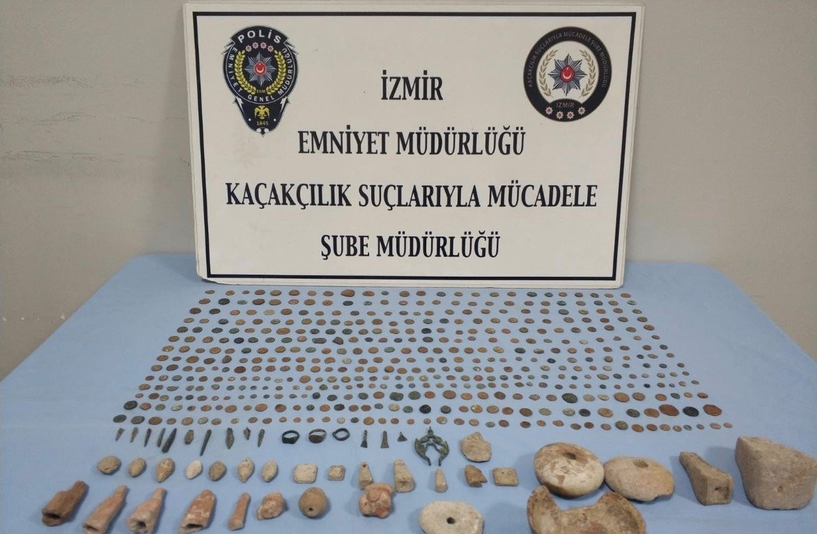 İzmir'de tarihi eser kaçakçılığı operasyonu! 496 tarihi eser...