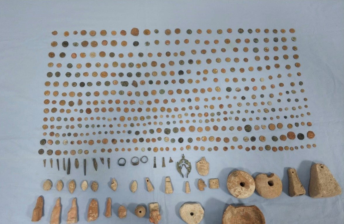 İzmir'de tarihi eser kaçakçılığı operasyonu! 496 tarihi eser...