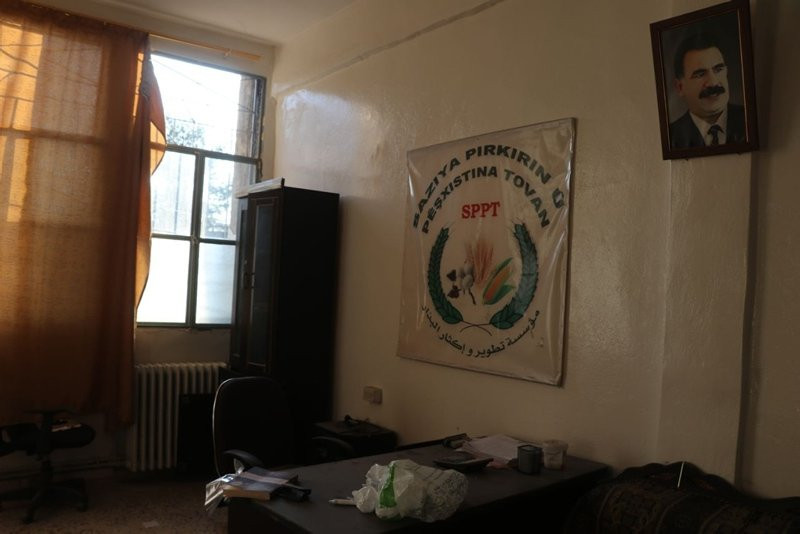 Teröristlerin inlerine astıkları Öcalan posterleri indirildi