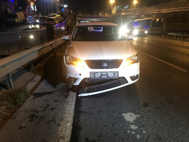 E-5'te korkunç olay ! Metrobüs üst geçidinden atladı - Resim : 2