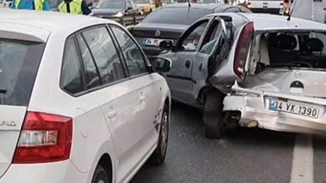 İstanbul'da trafiği kilitleyen kaza ! 5 araç birbirine girdi