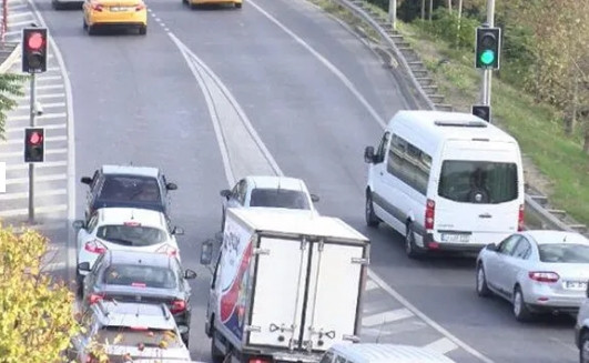 İstanbul'da sürücüleri isyan ettiren kırmızı ışık!
