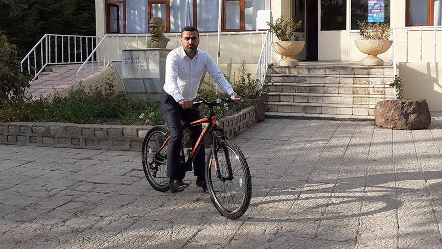 AK Partili başkan makam aracını bıraktı, bisiklete biniyor