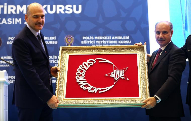 Atatürk'lü bayrağa izin yok, Bakan Soylu'ya var !