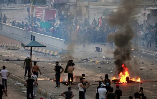 Irak'ta ortalık karıştı! Eylemciler sokakları birbirine kattı