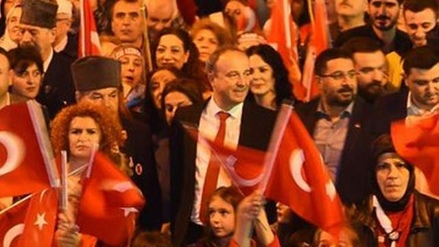 Turan Hançerli İzmir Marşı’nı seslendirdi
