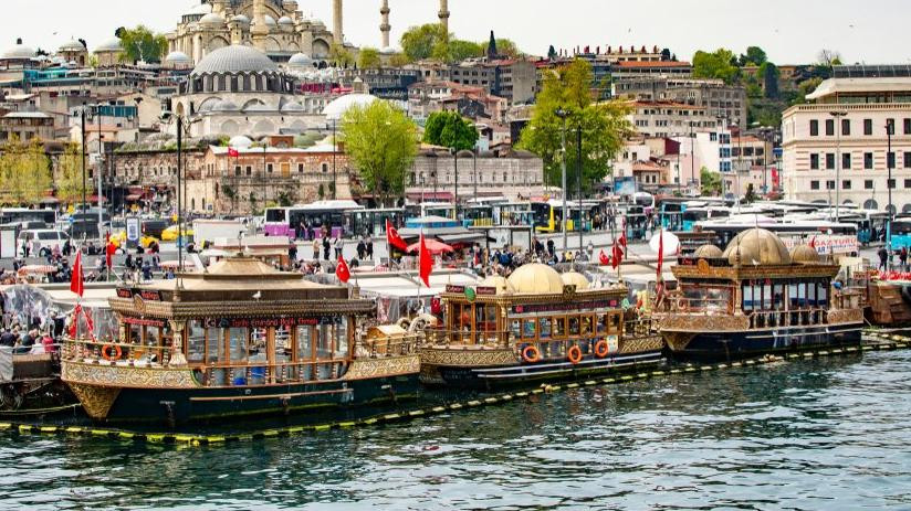 İstanbul Eminönü'ndeki balık ekmekçiler davalık oldu