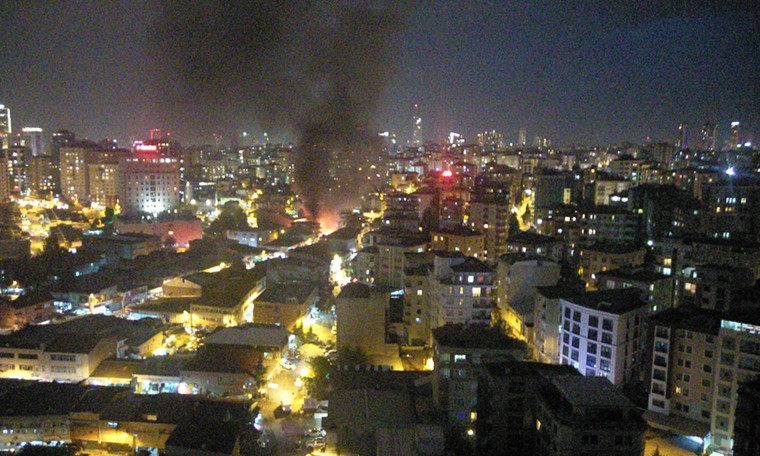 Ataşehir'de dükkanda çıkan yangın binalara sıçradı