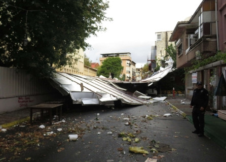 İstanbul'da yağmur sonrası bir felaketten dönüldü