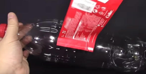 Kola şişesine ütü bastı! Ortaya çıkan sonuç inanılmaz