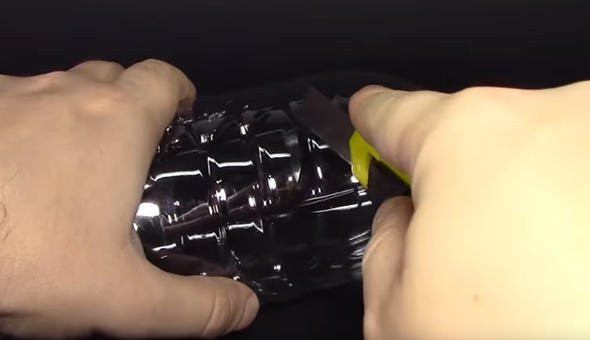 Kola şişesine ütü bastı! Ortaya çıkan sonuç inanılmaz