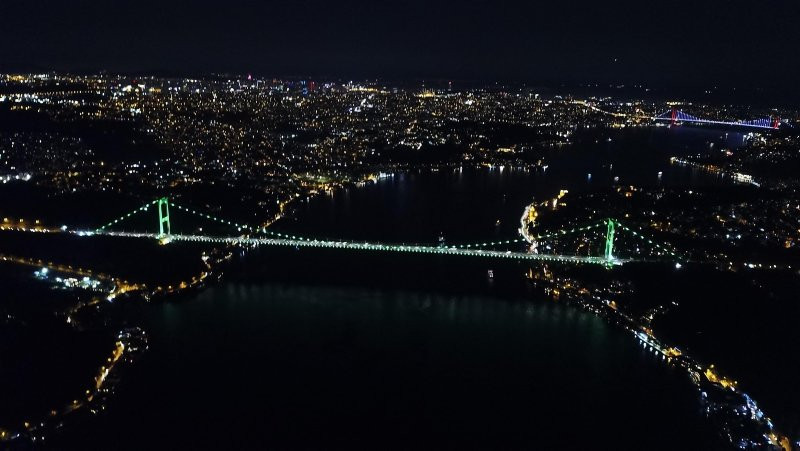 Galata Kulesi ve Fatih Sultan Mehmet Köprüsü yeşile büründü!