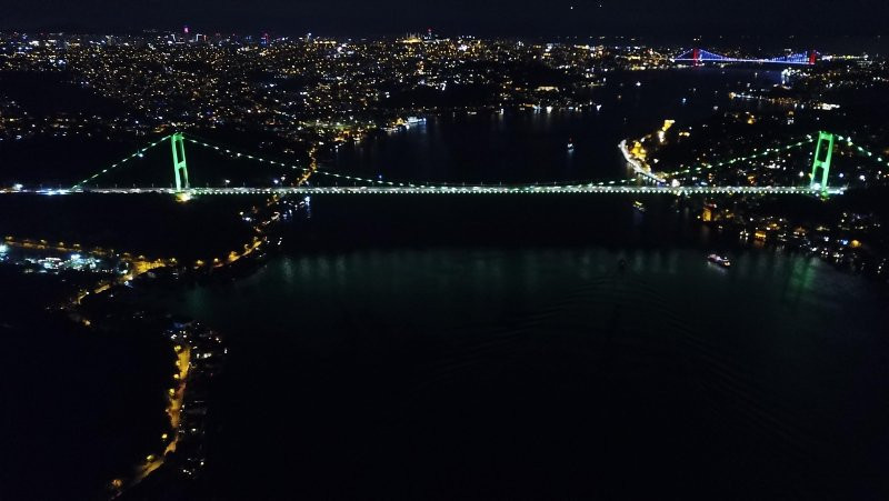 Galata Kulesi ve Fatih Sultan Mehmet Köprüsü yeşile büründü!