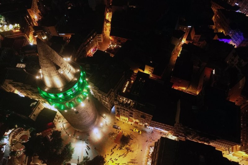 Galata Kulesi ve Fatih Sultan Mehmet Köprüsü yeşile büründü!